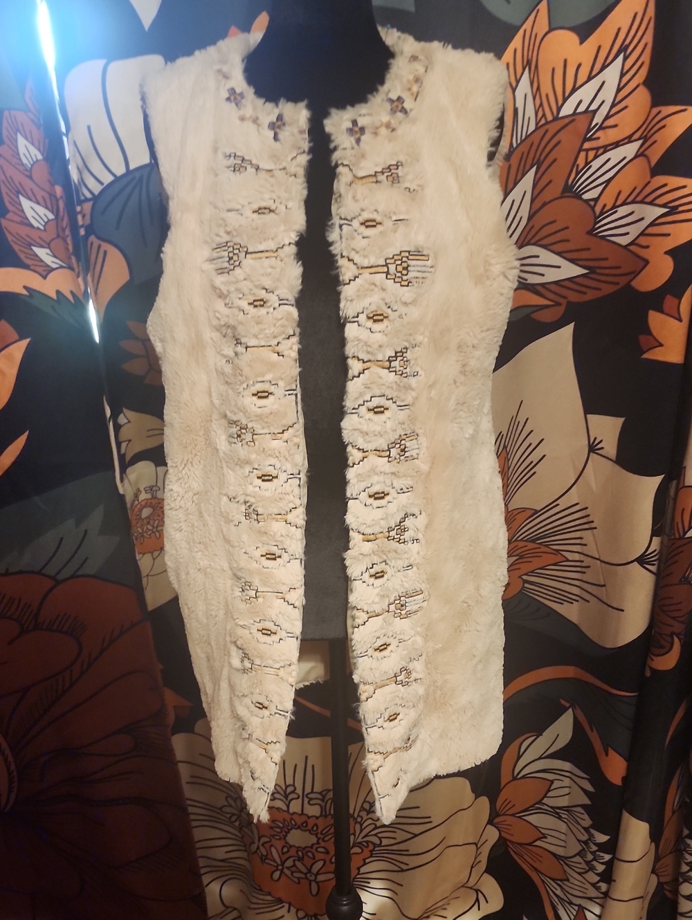Yahada Cream Faux Fur Embellished Sleeveless Vest